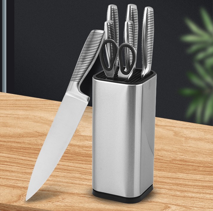 Набір кухонних ножів з нержавіючої сталі.