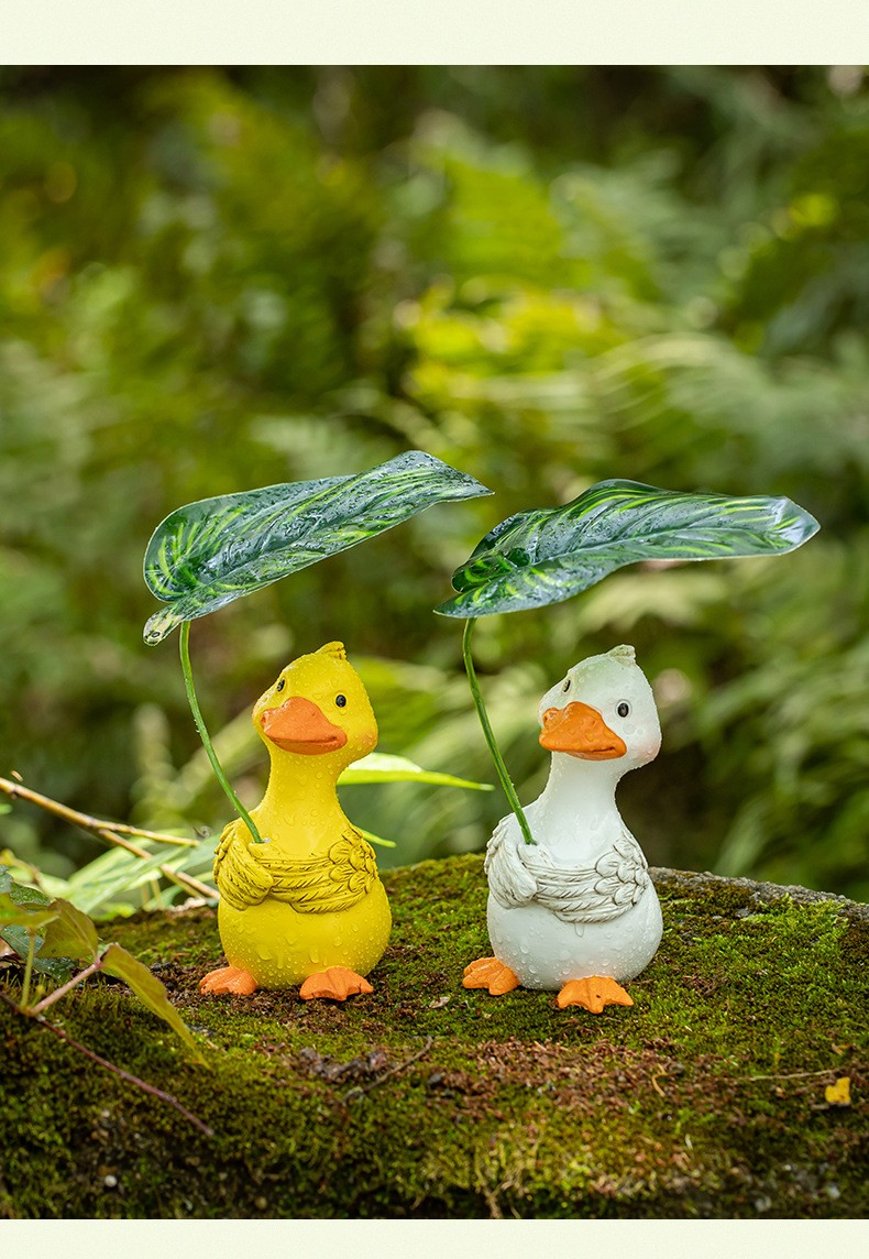 Декоративна садова фігурка «Каченя з листком» 13 см, смола, біла / жовта