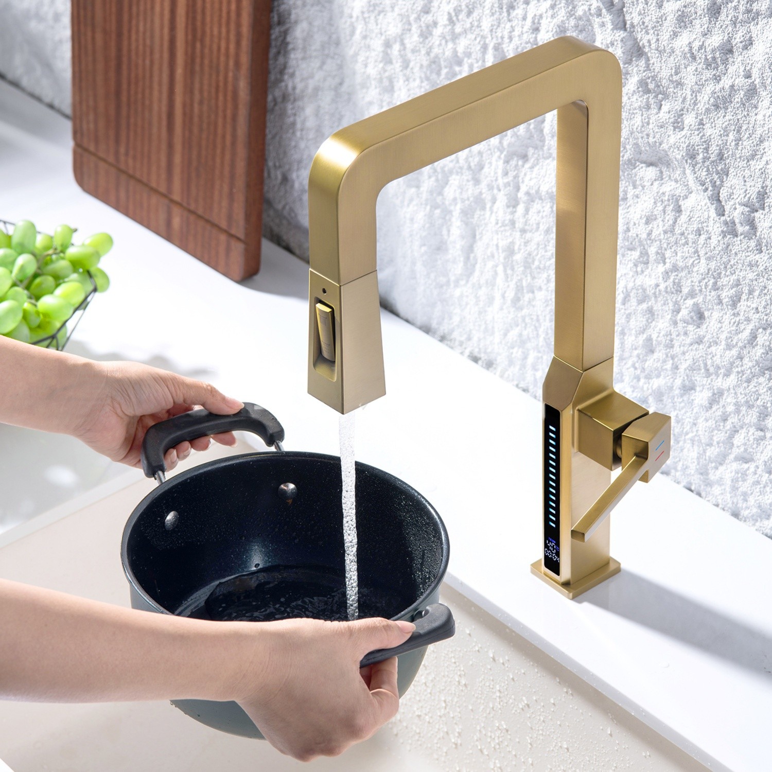 Квадратний висувний кухонний змішувач з дисплеєм температури, 360°, латунний