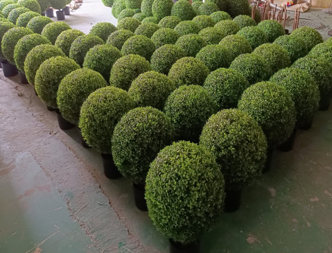 Декоративне штучне дерево куля у горщику